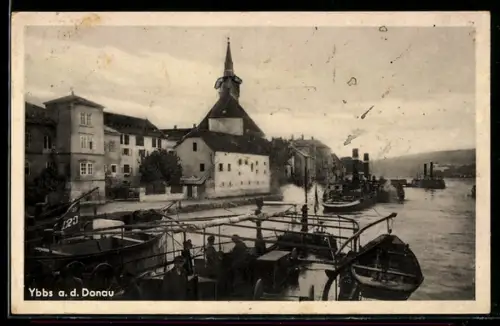 AK Ybbs a. d. Donau, Uferpartie mit Schiffen und Kirche