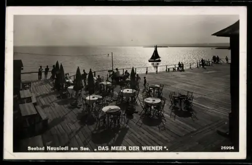 AK Neusiedl am See, Seeterrasse mit Tischen und Segelboot