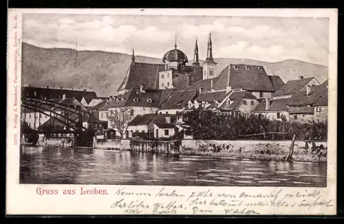 AK Leoben, Panorama mit Kirche, Häusern am Fluss und Brücke