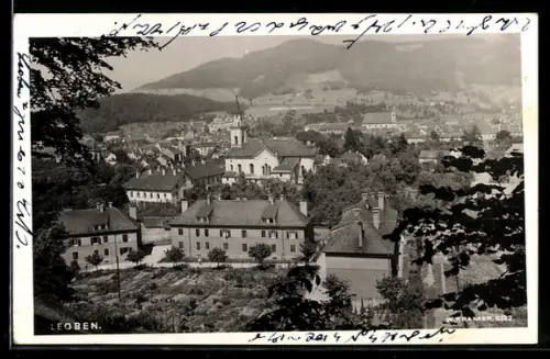 AK Leoben, Stadtpanorama mit Kirche und Ortsbebauung