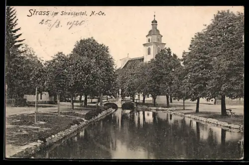 AK Strass im Strassertal, Kirche am Teich mit Brücke und Park