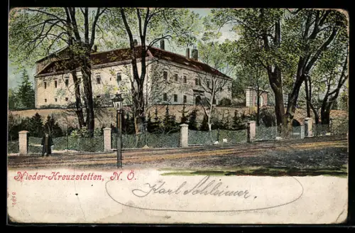 AK Nieder-Kreuzstetten /N. Ö., Schloss mit Parkmauer und Einfahrt