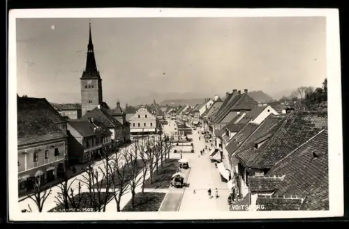AK Voitsberg, Hauptstrasse mit Kirche und Baumallee
