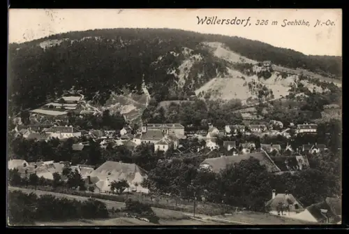 AK Wöllersdorf /N.-Öe., Panorama mit Ort und bewaldetem Hang