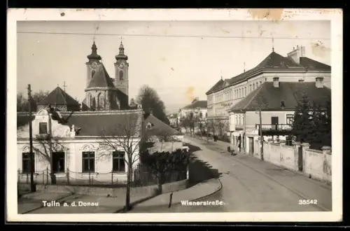 AK Tulln a. d. Donau, Wienerstrasse, Strassenansicht mit Kirche