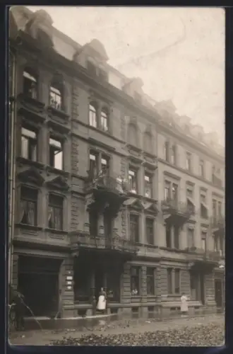 Foto-AK Mannheim, Haus Halfmann mit Personen vor dem Haus