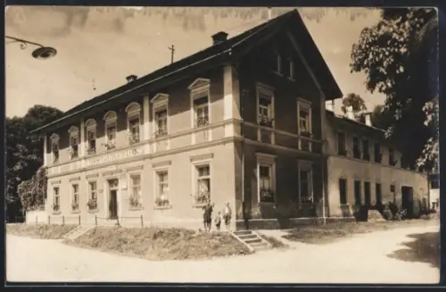 Foto-AK Kirchdorf /Inn, Kinder vor dem Restaurant