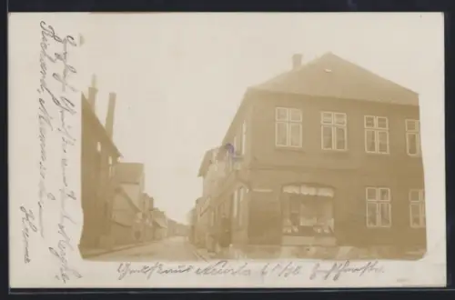 Foto-AK Neustadt /Holstein, Strassenecke an einem Haus 1902