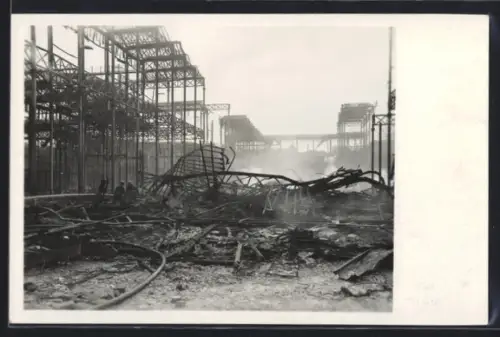 Foto-AK München, Abgebrannter Glaspalast 1931, Feuerwehrmänner suchen in den Trümmern