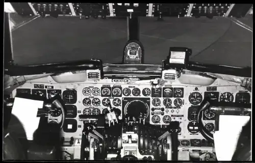Fotografie Flugzeug Lockheed, Cockpit Ansicht mit vielen Instrumenten