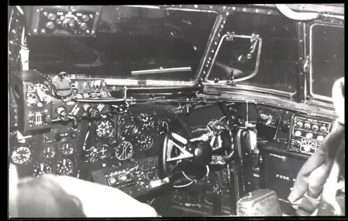Fotografie Flugzeug Douglas, Cockpit Innenansicht mit Blick zum OPlatz des Co-Pilot