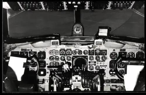Fotografie Flugzeug Lockheed, Cockpit Ansicht mit Instrumenten