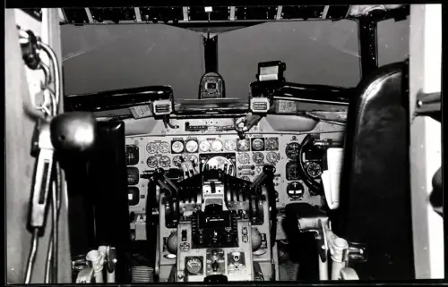 Fotografie Flugzeug Lockheed, Cockpit Innensicht mit vielen Instrumenten