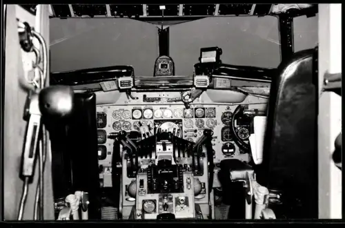 Fotografie Flugzeug Lockheed, Cockpit Instrumententafel