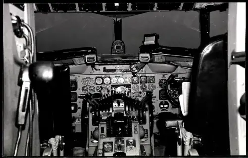 Fotografie Flugzeug Lockheed, Cockpit Instrumententafel