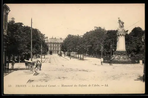 AK Troyes, Le Boulevard Carnot, Monument des Enfants de l`Aube