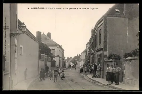 AK Condé-sur-Huisne /Orne, La grande Rue, vue de la place