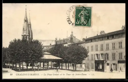 AK Chalons-sur-Marne, La Place Godart et les Tours de Notre-Dame