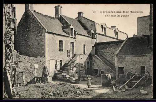 AK Bernières-sur-Mer, Une cour de Ferme