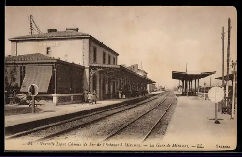 AK Miramas, Passagiere warten am sonnigen Tag auf die Dampflok beim Bahnhof
