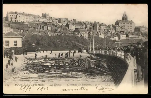 AK Boulogne-sur-Mer, Treibgut vor einer Brücke nach Hochwasser vom September 1903, les Epaves