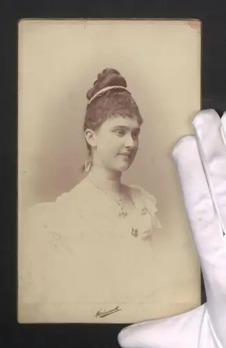 Fotografie Krziwanek, Wien, Portrait Comtesse Josepha von Portugal als junge Frau