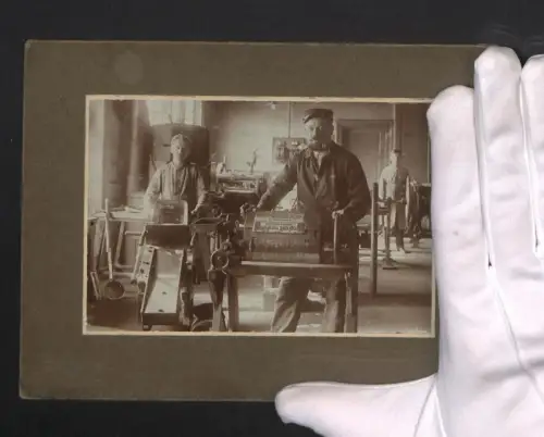 Fotografie Ansicht Giessen, Druckerei der Zeitung Giessener Anzeiger, Druckwalze mit aktueller Ausgabe