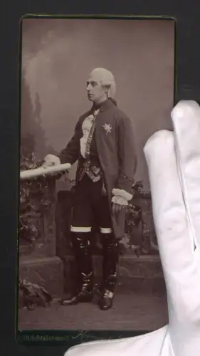 Fotografie Krziwanek, Wien, Schauspieler Heinrich Gross im Bühnenkostüm, Rückseite mit Autograph und Widmung an v. Hummel