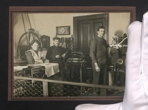 Fotografie Schuhmacher / Schuster mit Rahmengenähte Schuhe auf Nähmaschine, Emailleschilder Continental, Werkstatt