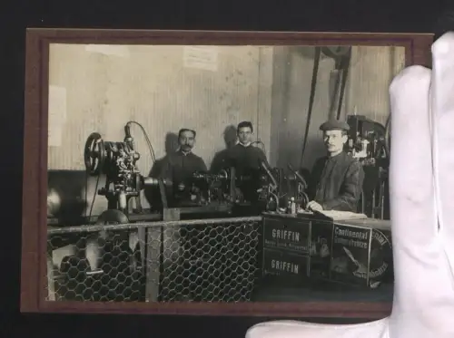 Fotografie Schuster / Schuhmacher in Werkstatt mit Emailleschilder Continetal / Griffin, Schuster Werkbank