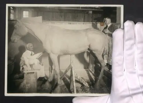 Fotografie Modelleur George Harold Messmore & Joseph Damon Messmore & Damon, modellieren ein Pferd aus Ton