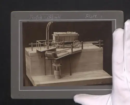 2 Fotografien Modell einer senkbaren Ablade Vorrichtung zum Entladen von Fuhrwagen