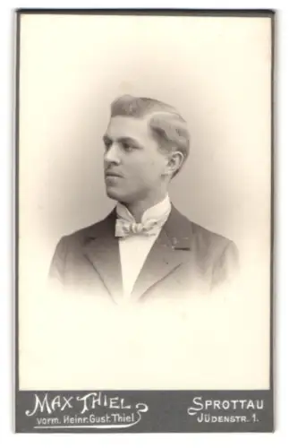Fotografie Max Thiel, Sprottau, Jüdenstr. 1, Porträt des jungen Mannes Alfred
