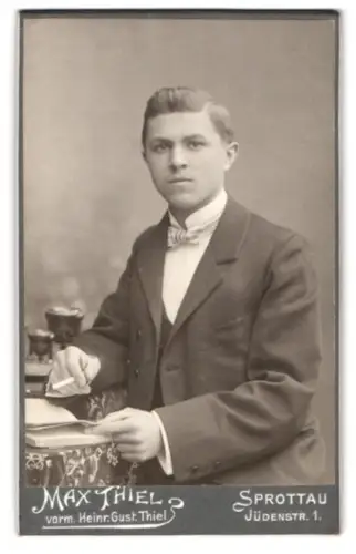Fotografie Max Thiel, Sprottau, Jüdenstr. 1, Porträt des jungen Mannes Alfred im Anzug