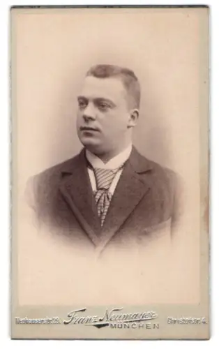 Fotografie Franz Neumayer, München, Christofstr. 4, Porträt des jungen Mannes Hans Huber
