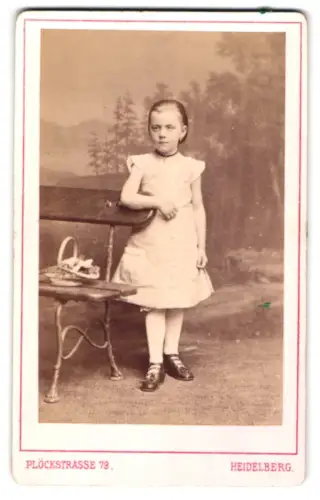 Fotografie Eduard Schultze, Heidelberg, Plöckstrasse 79, Portrait von Anna Mühlmann in weissem Kleid neben einer Bank