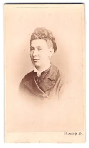 Fotografie J. Schulze, Heidelberg, Anlage 25, Porträt von Anna Herz mit elegantem Haarschmuck