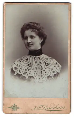 Fotografie J. F. Langhans, Prag, Wassergasse 37, Porträt von Karla Stöchlichorva mit Spitzenkragen