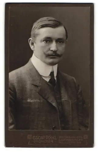 Fotografie Oscar Pöckl, München, Kaufingerstr. 21 II, Porträt eines Herrn im Anzug