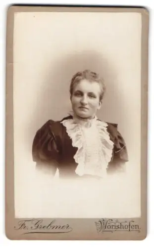 Fotografie Fr. Grebmer, Wörishofen, Portrait der Frau L. Mutz, Sommer 1898