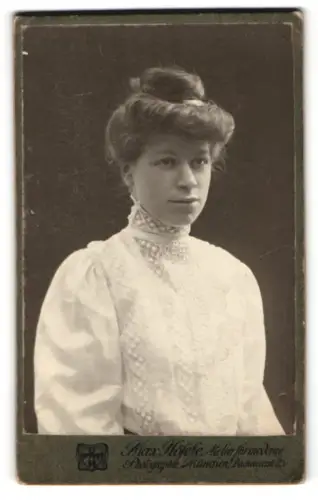 Fotografie Max Höfle, München, Dachauerstrasse 25, Porträt der Frau Probst