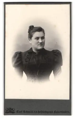 Fotografie Karl Schmidt, Kaiserslautern, Eisenbahnstr. 27, Porträt der Frau Fuchs mit Hochsteckfrisur