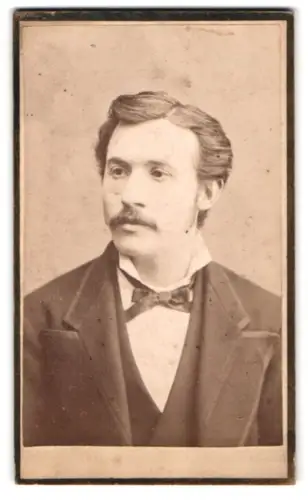 Fotografie H. F. Neidhardt, Chicago, Milwaukee Ave 360, Portrait des Herrn August Gross