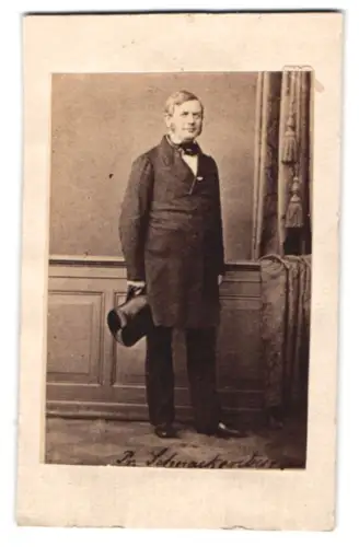 Fotografie unbekannter Fotograf und Ort, Portrait Herr Schnackenburger mit Zylinder