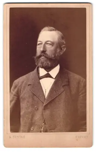 Fotografie K. Festge, Erfurt, Anger 31, Porträt Herr Albert Wagner im Anzug