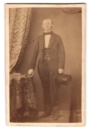 Fotografie unbekannter Fotograf und Ort, Portrait Herr Gotthard Schwarzenbach mit Zylinder