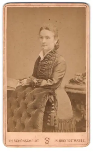 Fotografie Th. Schönscheidt, Köln, Breitestrasse 14, Porträt einer Dame im Kleid