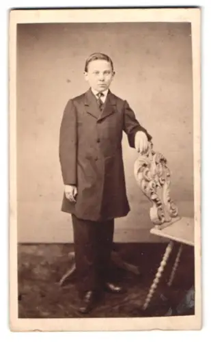 Fotografie unbekannter Fotograf und Ort, Portrait des Jungen Ferdinand im eleganten Anzug