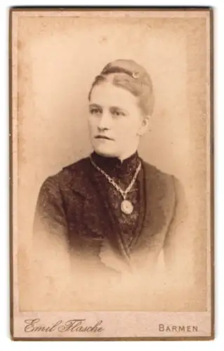 Fotografie Emil Flasche, Barmen, Heckinghauser Str. 25, Porträt einer Frau mit Kette