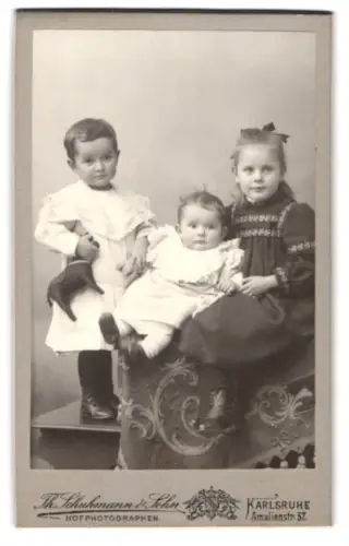 Fotografie Th. Schuhmann & Sohn, Karlsruhe, Amalienstr. 57, Kinderporträt auf kunstvollem Podest, Weihnachten 1901